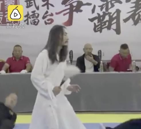 事情|“大师”挥毛笔放倒四壮汉?当事人讲述事情原委