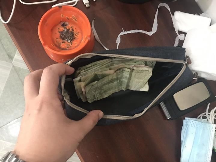 交代|哟,偷钱还记明细账?正好警察上门了一一交代!