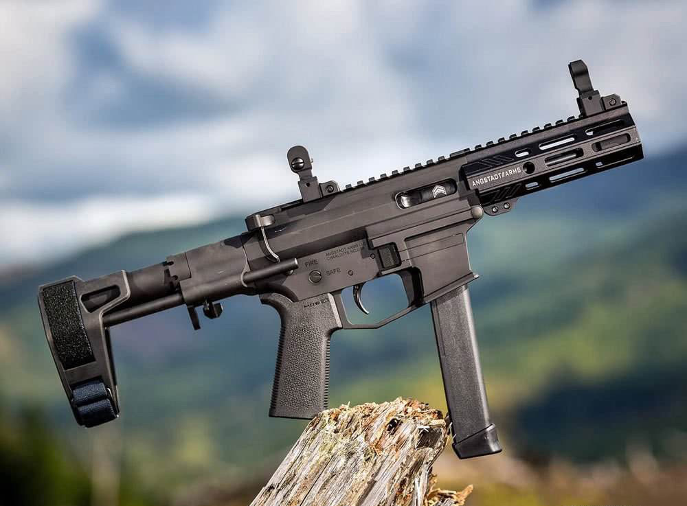  配备|野外遇到狼群，一支冲锋枪配备6个弹匣，也会变成“烧火棍”