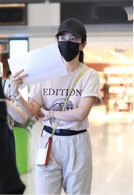  李冰冰|李冰冰难得低调一回，T恤配休闲裤元气满满，47岁变成27岁既视感