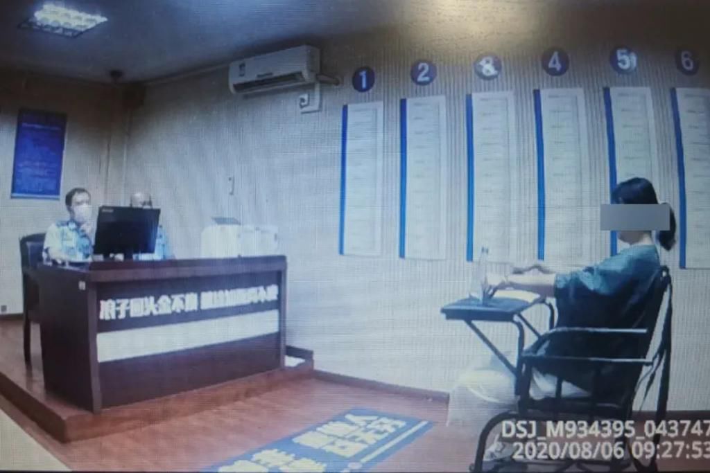 两辆车|宝马“骑”上路牙石车伤了,女司机一怒之下把旁边两辆车全划了