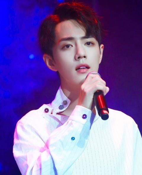 中心|博君一肖CP粉在艺术中心乱涂乱画遭官博批评，写的字难清洗被刨掉