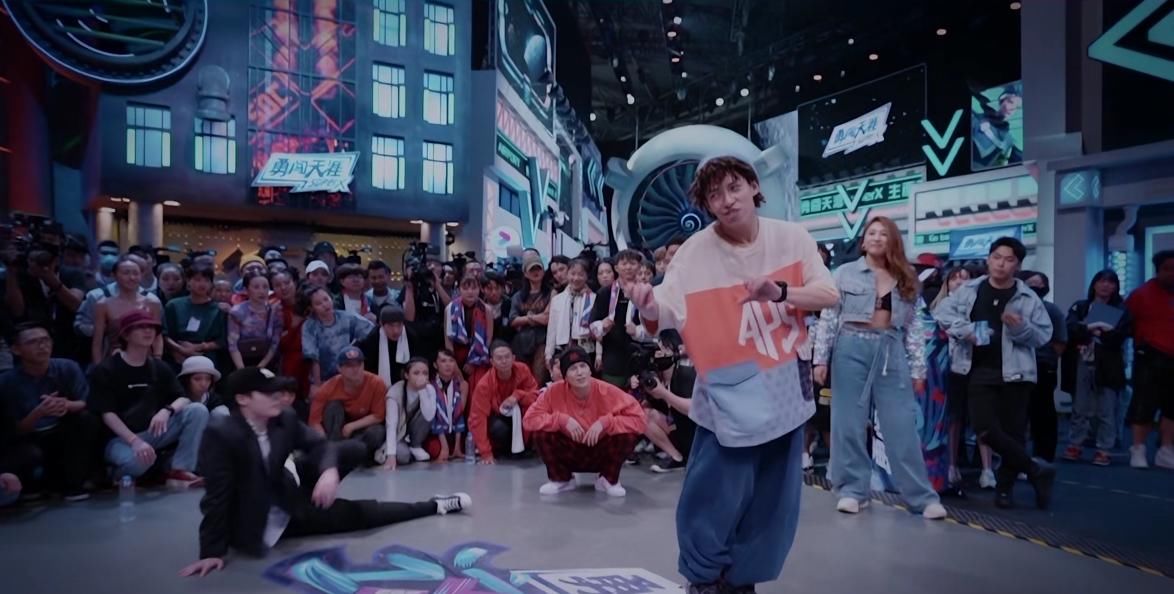 指压板上|《这!就是街舞》张艺兴指压板跳狂派,王一博拍地板什么意思?