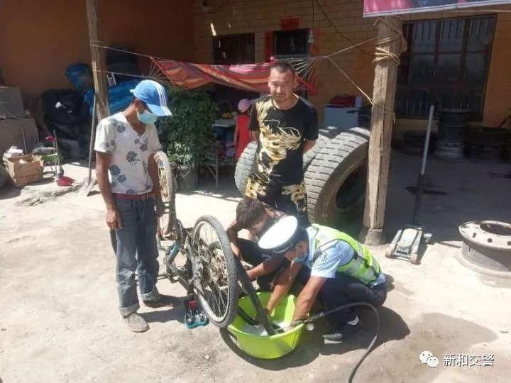 交警|高速路上骑行三天两夜爆胎交警全力相助为骑友解难