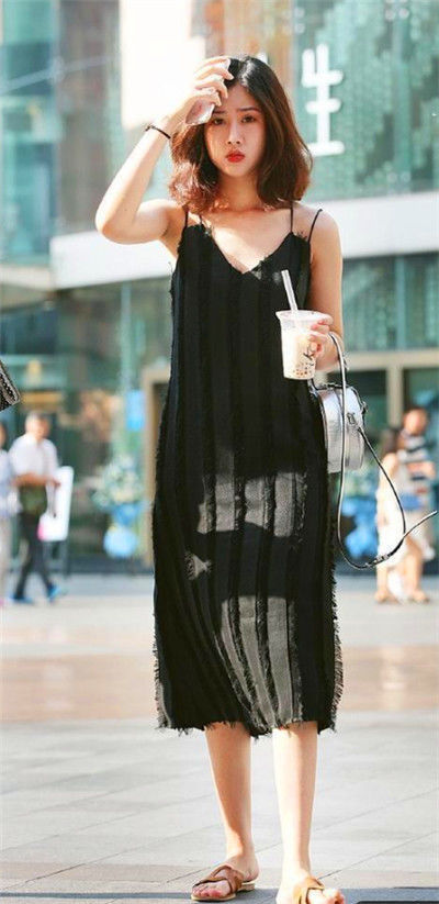 小姐姐|街拍:风姿绰约的白色装美女,身材高挑轮廓好,彰显十足女性魅力