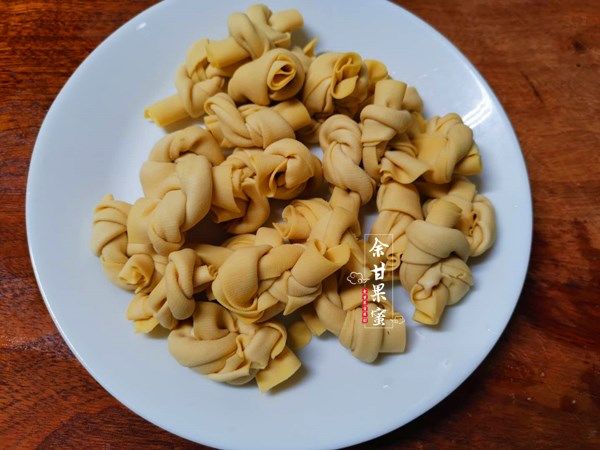 下饭|秋凉后，家人就爱这道菜，荤素搭配好丰富，咸鲜下饭，满嘴香