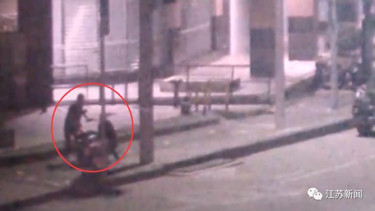  民警|一男子街头推车，民警上前帮忙，结果让人大跌眼镜！