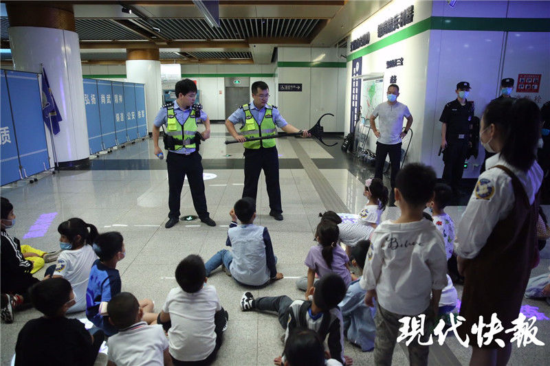 警用装备|身穿防暴服、手举防爆盾，这样的现代快报小记者“帅气度”爆表