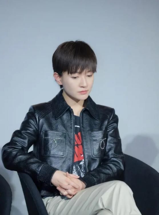 心动|焦俊艳挺有“男人样”，穿一身机车装帅气亮相，女生看了也心动