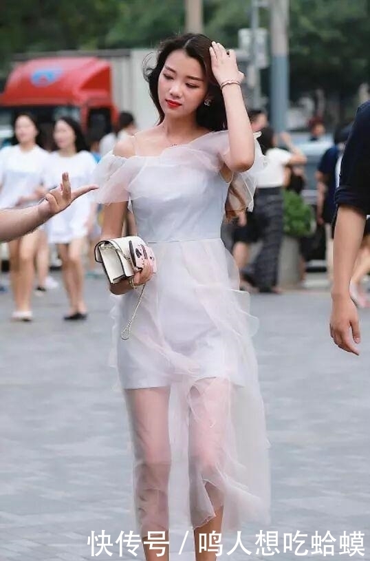 装扮|街拍：美丽的小姐姐穿出时尚新高度，你喜欢这样的装扮吗？