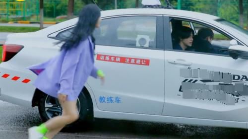  担心|吴宣仪雨天学车突然摔倒，她却担心右腿伤势，原因让观众怒赞