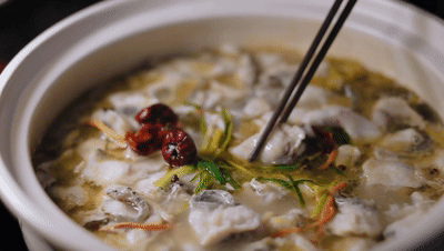 黑鱼|【吃堂】鲜辣酸爽的汤+Q弹嫩滑的鱼,这家店就凭一道菜打天下,够用了!