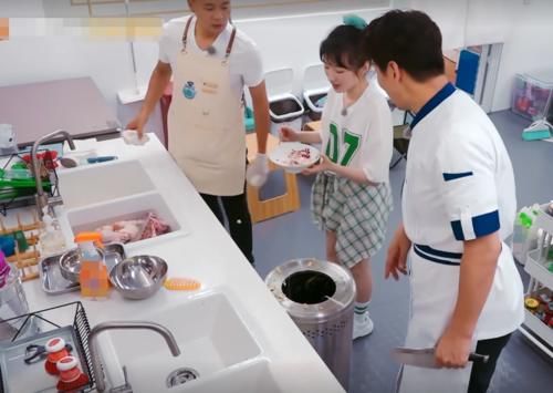  赞暖|黄晓明做桃子冰沙，赵丽颖看到后一脸嫌弃，而李浩菲的反应被赞暖心