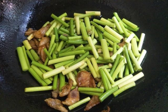 猪肉|蒜苔最好吃的做法,香辣下饭,就着米饭真香,孩子吃完后还要一碗