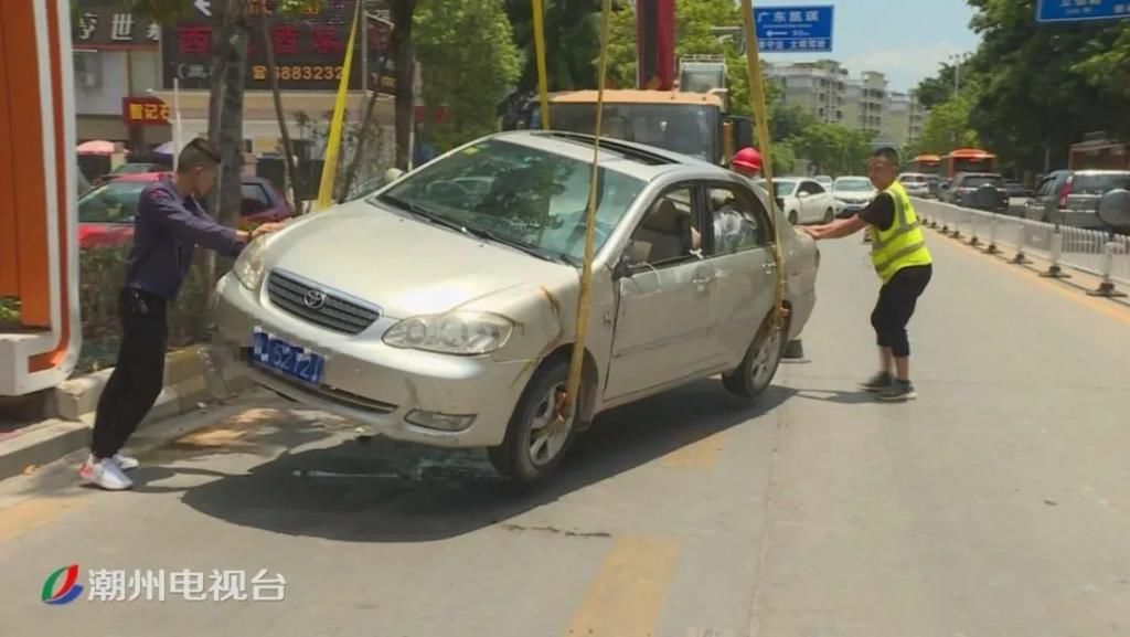  车主|绿榕北路一辆小轿车侧翻在机动车道上，车主一头雾水