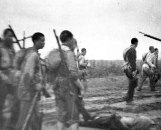 战士|战士将击毙日军头颅砍下,挂树上祭奠战友,唯一逃回的鬼子被吓死