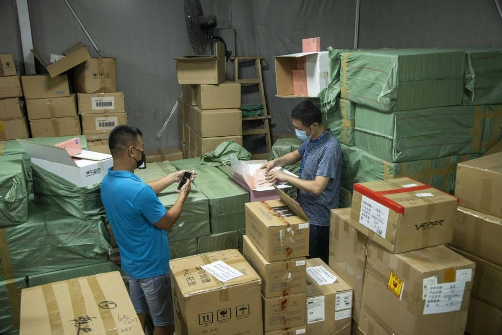  物流企业|“你来这里有什么业务？”听到这句话，眼镜男撒腿就跑