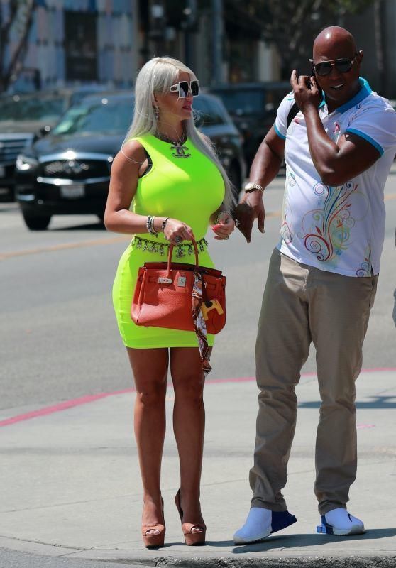  魅力十足|索非亚·维加斯穿荧光色连身裙一展完美曲线，墨镜手提包魅力十足