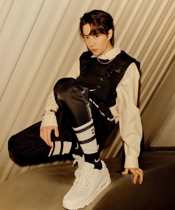  艺人|王一博蝉联V榜艺人新媒体指数五连冠，酷盖男孩就是这么受人喜欢