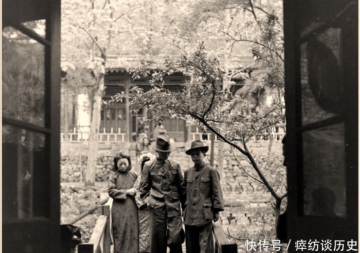 世纪|20世纪40年代的一组老照片,夫妻婚宴办的很简单,脸上也没有笑容