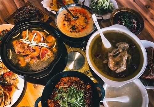  临走时|暑假回老家探亲，嫂子顶着高温做了一桌菜，临走时留下5千块钱！