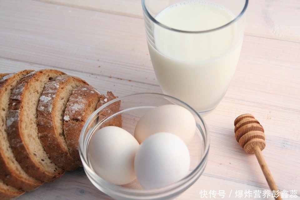 牛奶加鸡蛋是最经典的早餐搭配(“牛奶和鸡蛋”是不合格的早餐？膳食指南：教你做最完美的早餐)