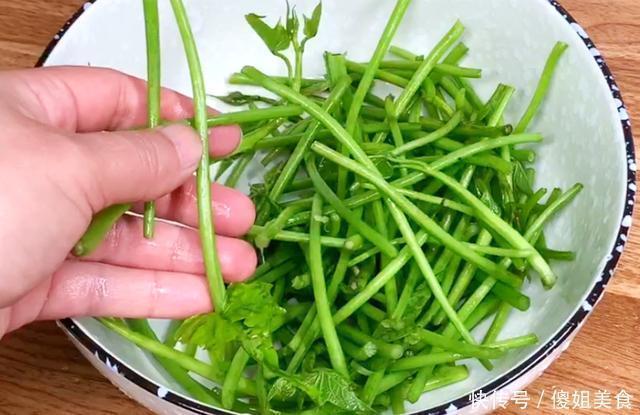  红薯梗|夏天这碱性蔬菜要多吃，钙是西红柿的8倍，清脆爽口，不懂可惜了