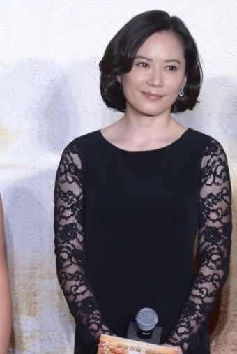  俞飞鸿|俞飞鸿可能气质真比刘涛好，但毕竟还是大几岁，脖颈纹很明显呀！