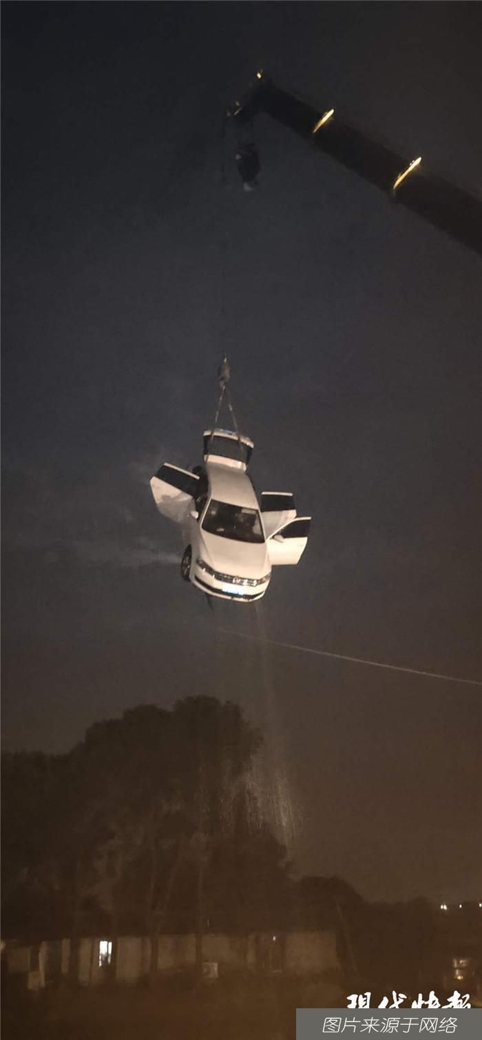  鱼塘|女司机无证驾驶一脚油门冲进鱼塘，车上还有三个娃