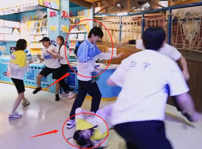  细节|郑恺秒撕蔡徐坤名牌，我却在关注蔡徐坤被撕后的举动，细节暴露人品