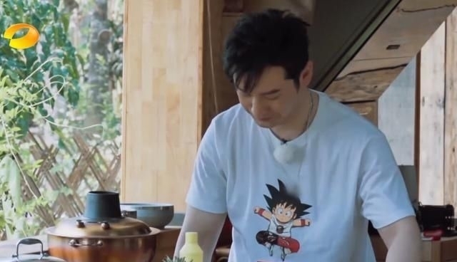  洗碗|《中餐厅》后遗症？黄晓明做客蘑菇屋，全程低头洗碗像服务员！