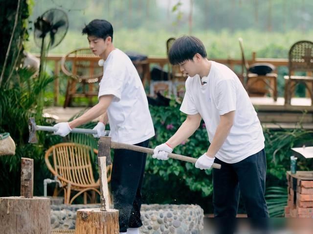  节目|《向往4》最新嘉宾合照，老狼郑钧站中间，我却关注许光汉的站位