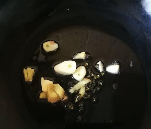  味儿|茴香球炒火腿肠，淡淡的茴香味儿，颇有点西芹的口感，味道好极了