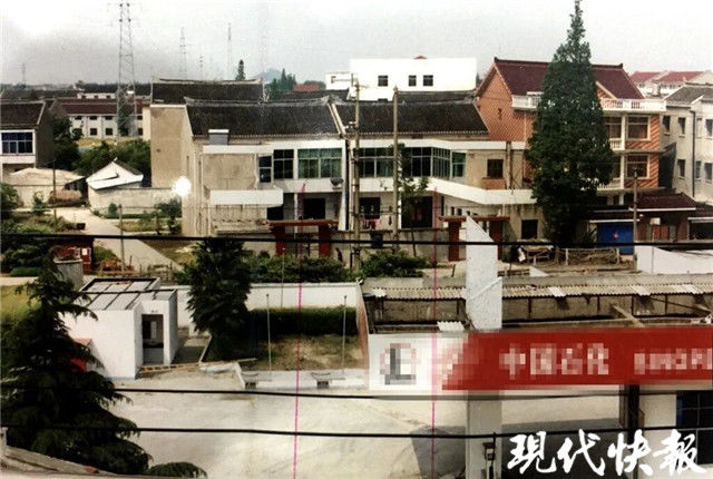  持刀|玩游戏机输了钱持刀抢劫女老板，遇反抗男子连刺数刀杀人