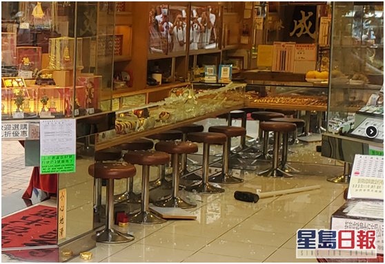 铁锤|香港金铺再发劫案!3名劫匪掠走价值百万金饰(图)