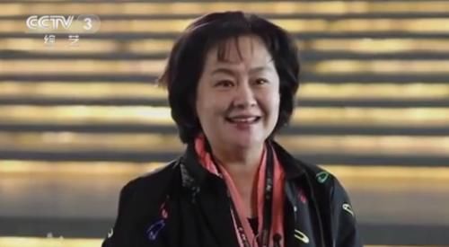  发福|54岁鞠萍现身《华彩少年》，身材发福不少，与周涛不像同龄人