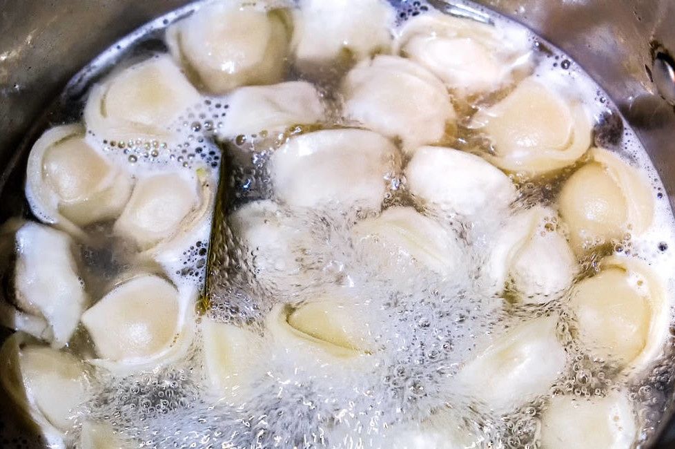  下锅|煮饺子，最忌水开直接下锅煮，牢记4点，饺子劲道好吃不破皮