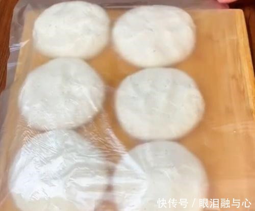 香脆|仅要一碗糯米粉,教你做油炸糕,金黄香脆软糯,新手也能一次成功