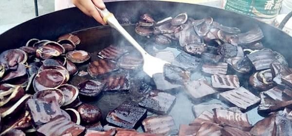 大妈|大妈路边卖“又土又丑”的小吃,外地人嫌弃,当地人却排队购买