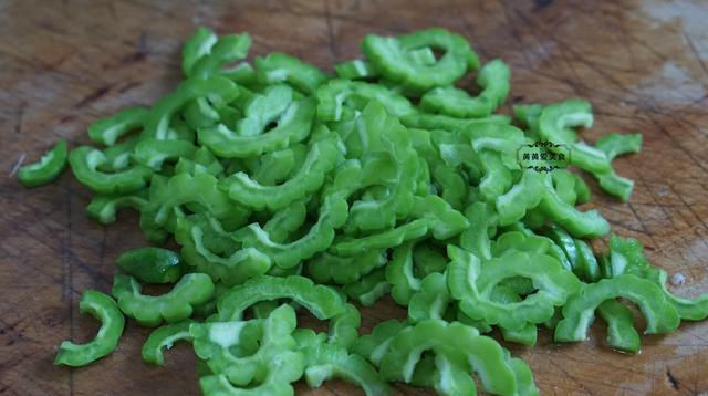  苦瓜|热天，吃这菜超省事儿，清热解暑又去火，整个夏天都精神