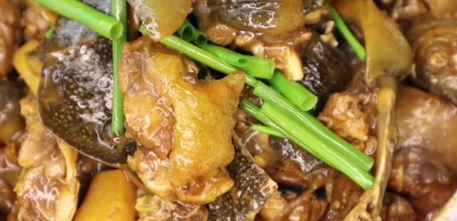 翻炒均匀|大厨教你“花雕酒焖水鱼”家常做法,肉质鲜嫩口感爽滑,收藏了