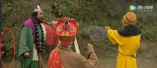穿帮|西游记穿帮 六小龄童的孙悟空对女子说, 请放尊重些, 手表抢戏!