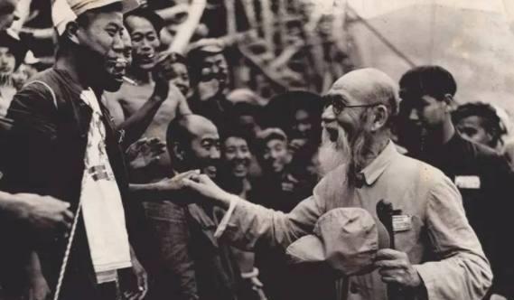  土匪头子|他辞官回家遇上土匪劫财，打开他的行李箱后，土匪立马对他下跪