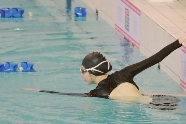  解锁|郑乃馨解锁新技能，游泳速度堪比国家队，粉丝：这美人鱼我粉定了