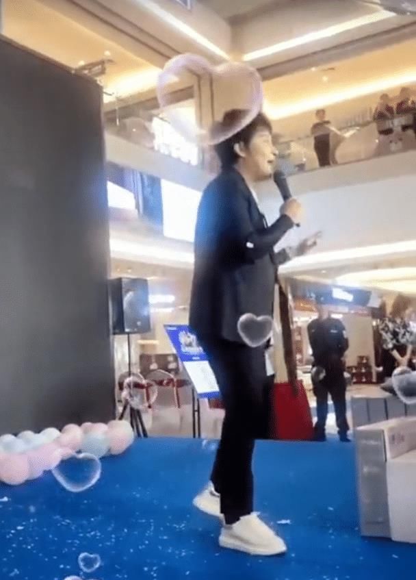  近况|陈志朋近况曝光，穿西装接商演，卖力演唱人气却“惨淡”