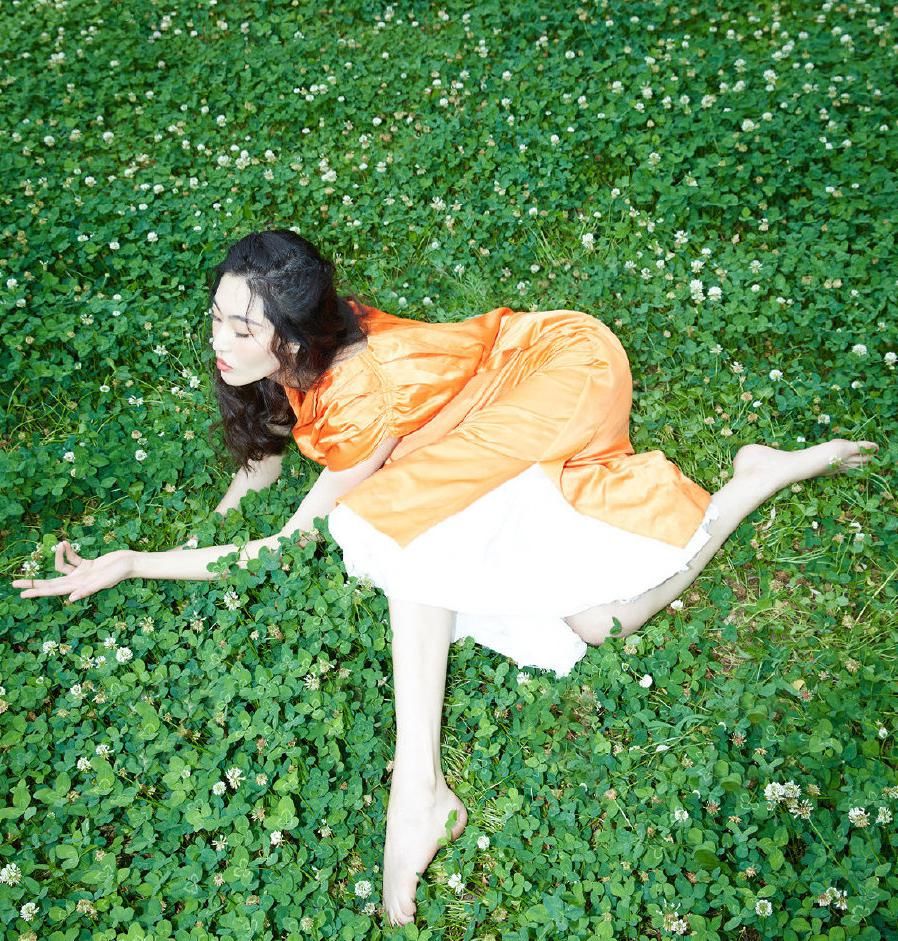 拼接|模特果然不一样，陈碧舸穿橙色拼接裙出镜，pose摆得太特别了