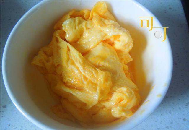  香菇|不用味精就已很鲜美的丝瓜香菇炒蛋，颜色漂亮营养好，一学就会
