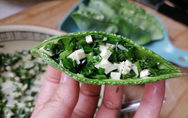  韭菜|扁豆这样吃太美味了，搭配韭菜和豆腐，炸一盘香喷喷的扁豆盒子