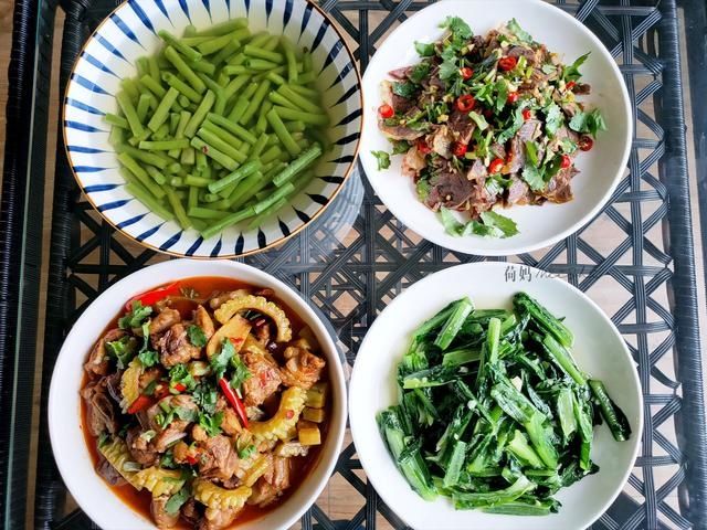 营养|一家四口的晚餐,妈妈做了三菜一汤,简单营养味美,家人吃着开心