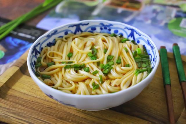  搞定|最适合懒人的一碗面，5分钟搞定，酸爽开胃，比煮泡面还简单